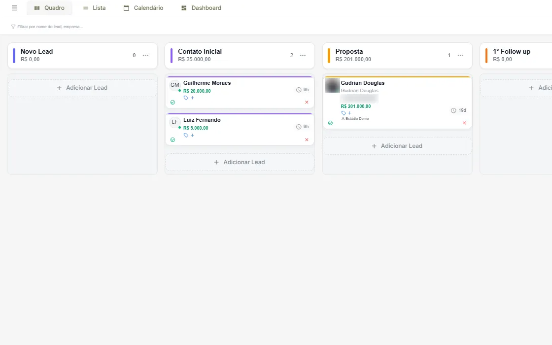 Quadro do CRM do hub4arch com leads organizados por etapa: novo lead, contato inicial, proposta e follow up